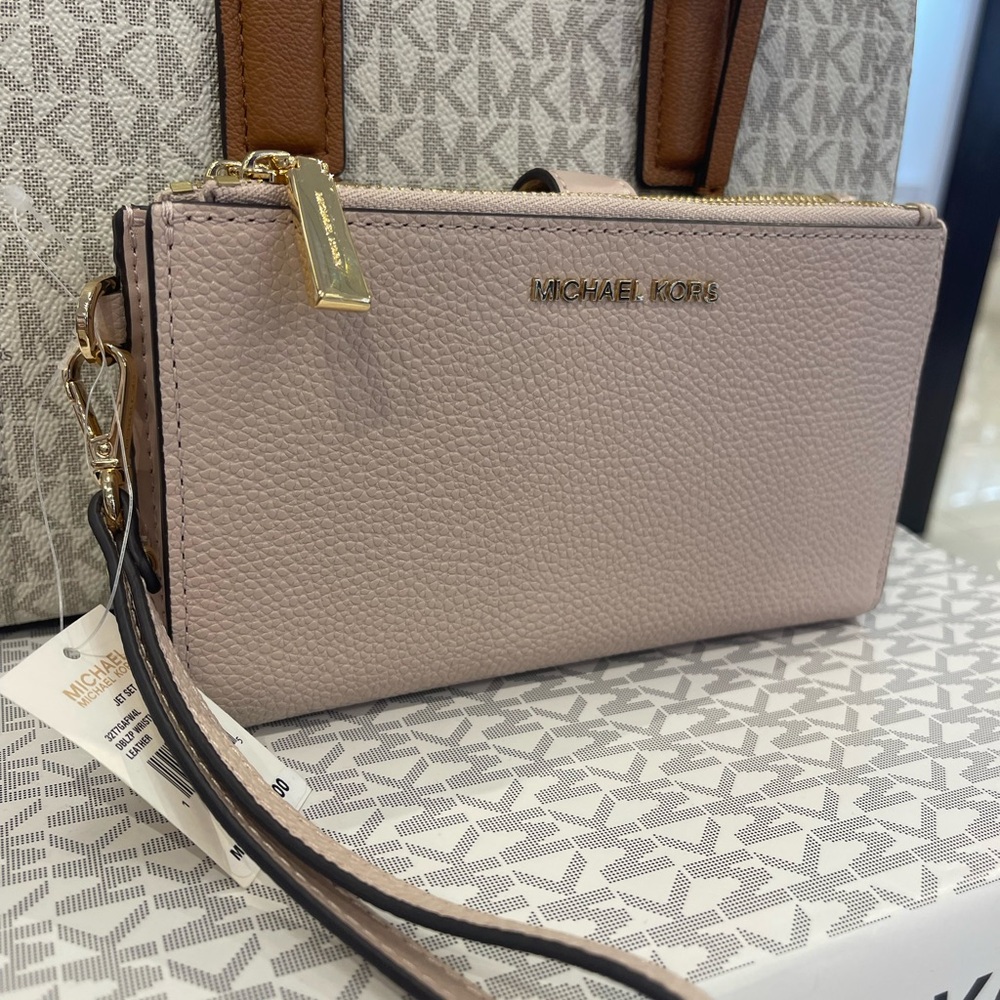 MICHAEL KORS Adele Leather Smartphone Wallet Double Zip wristlet
Soft Pink NWT